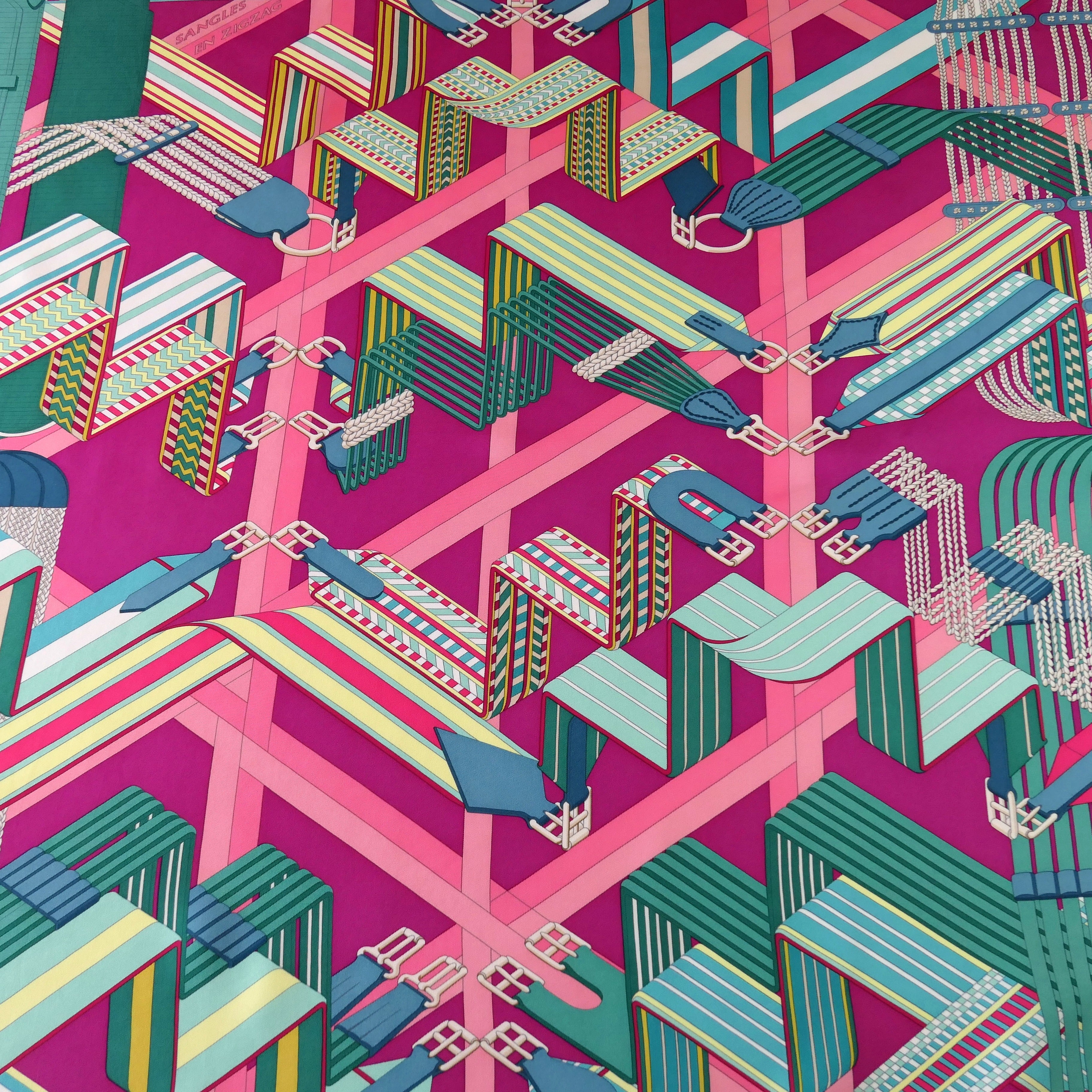 Carré Hermès Sangles en zigzag 90 cm soie, détail composition en perspective fuchsia