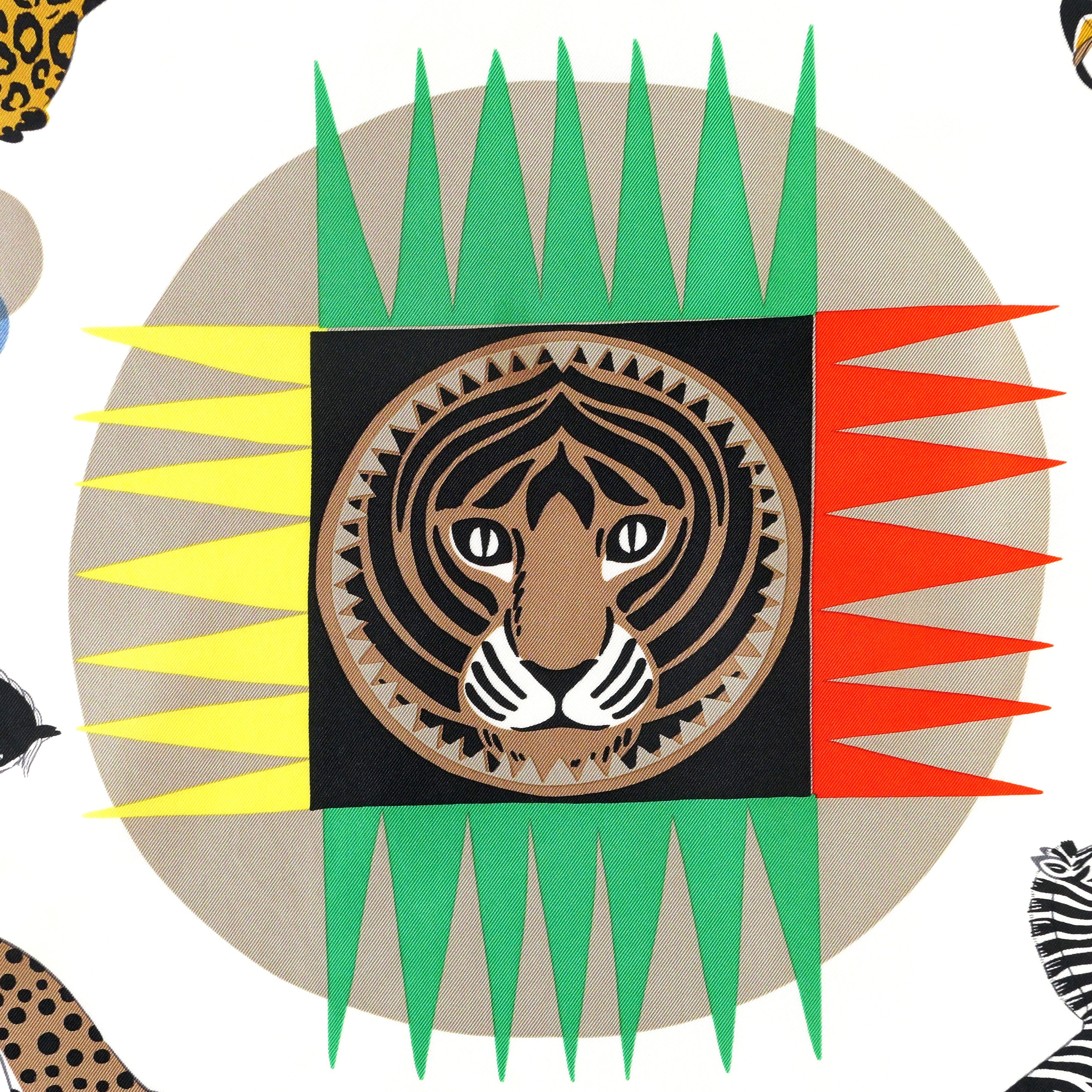 Carré Hermès Le Carrousel du Tigre Royal de Katie Scott, 90 cm soie, médaillon central du tigre royal