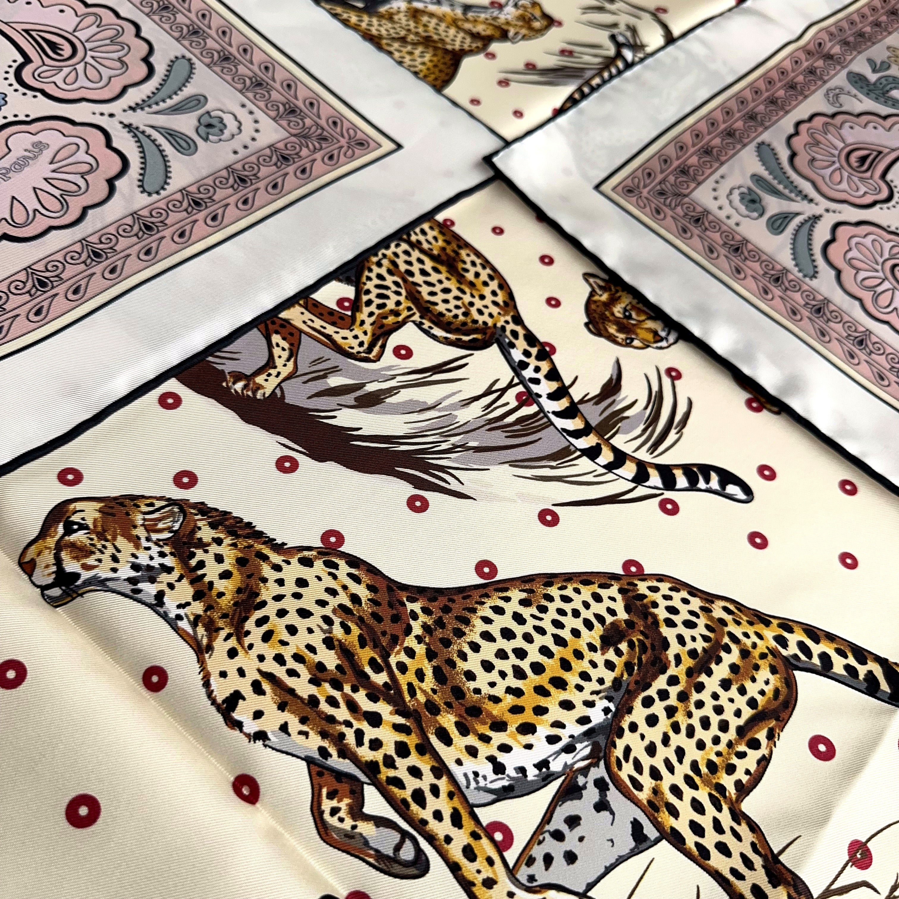 Carré Hermès Guépards Bandana de Robert Dallet, 90 cm soie, vue trois-quarts face recto guépards