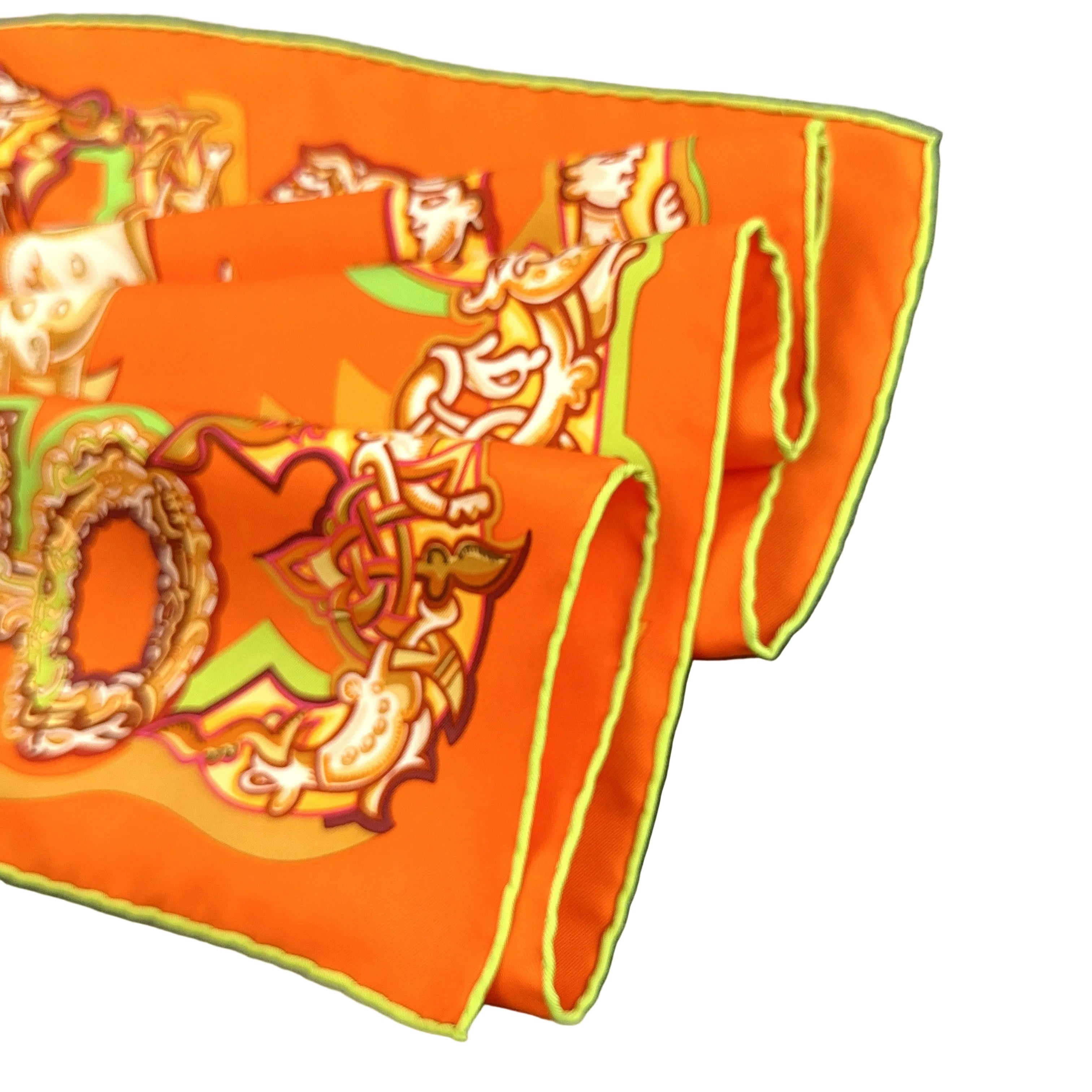 Carré Hermès Alphabet Russe d'Evgenia Miroshnichenko, 90 cm soie, drapé du foulard plié bordure verte