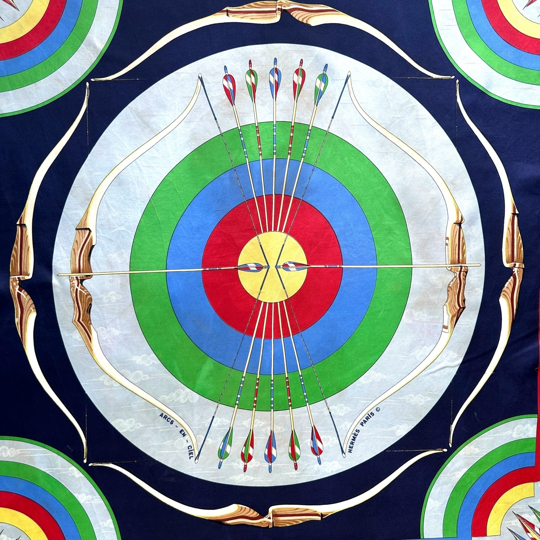 centre du foulard dessin de flèches et d'arcs avec une cible au milieu