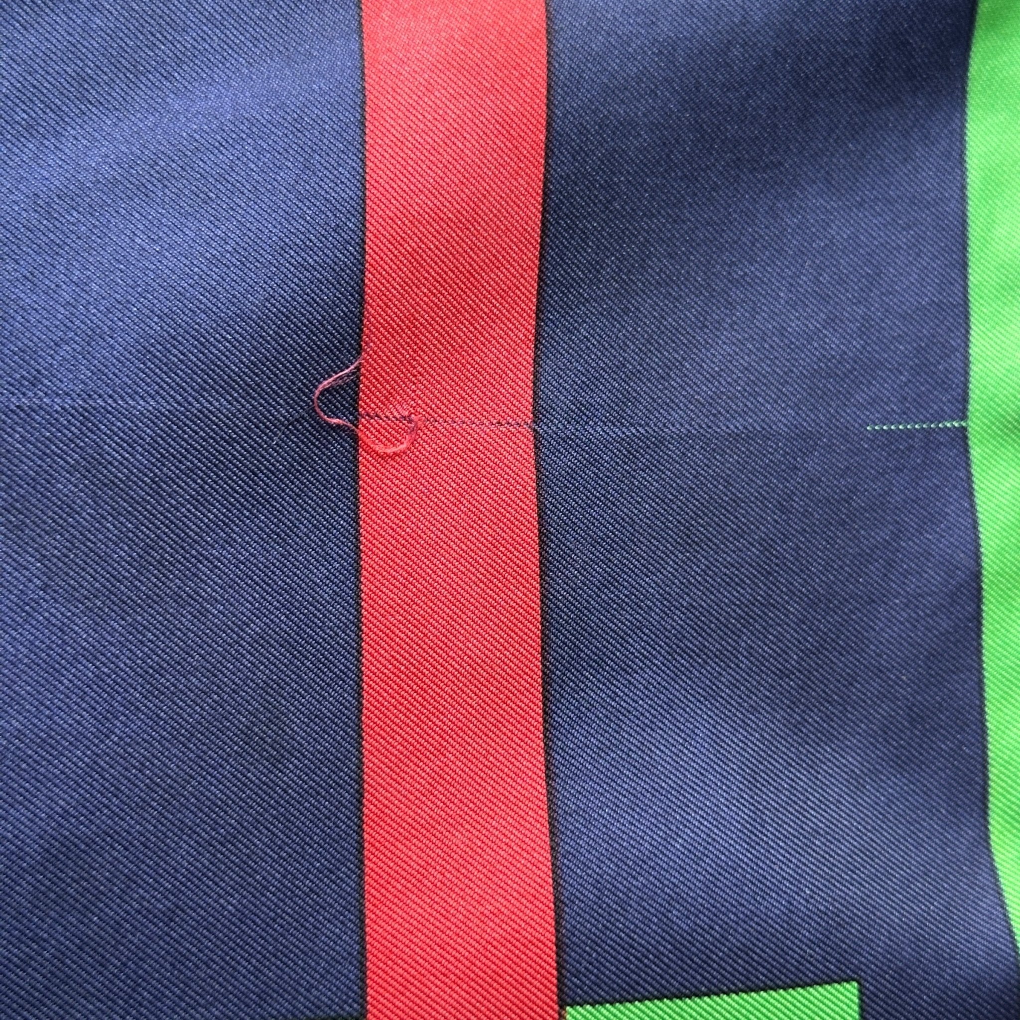 zoom sur un fil tiré sur le carré hermès vintage