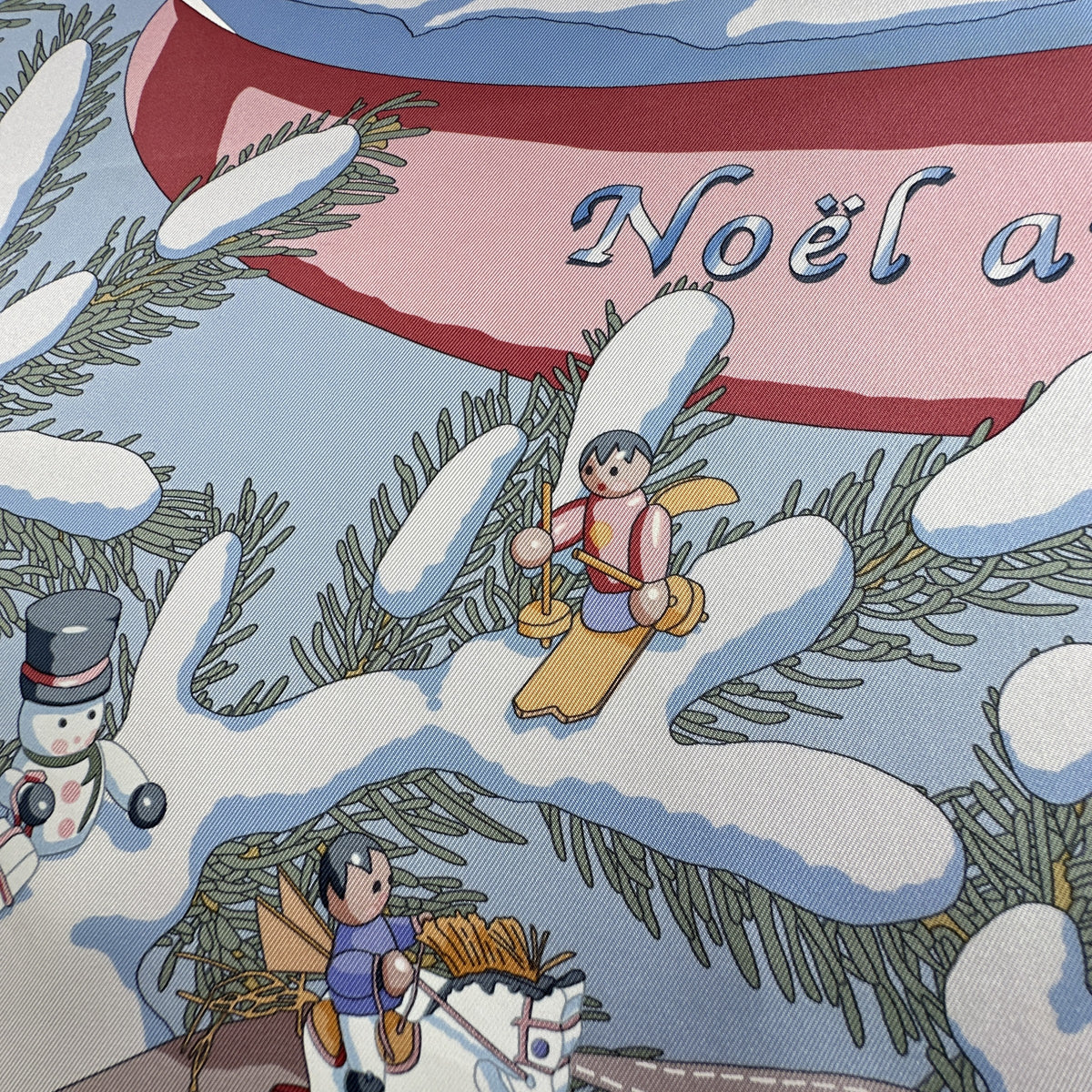 Carré Hermès Noël au 24 Faubourg Rybaltchenko 90 cm soie bleu ciel, ruban titre et petit skieur