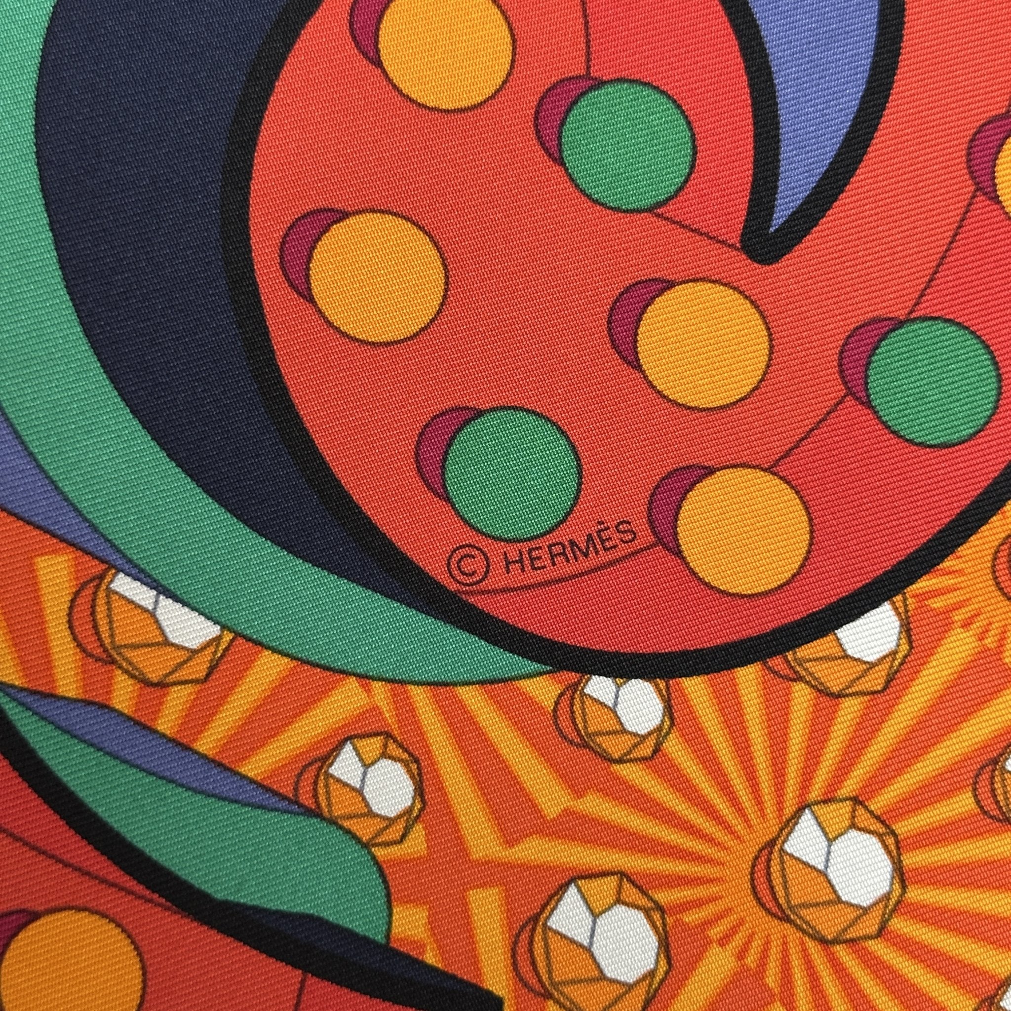 logo du copyright hermes dans le dessin du foulard hermes