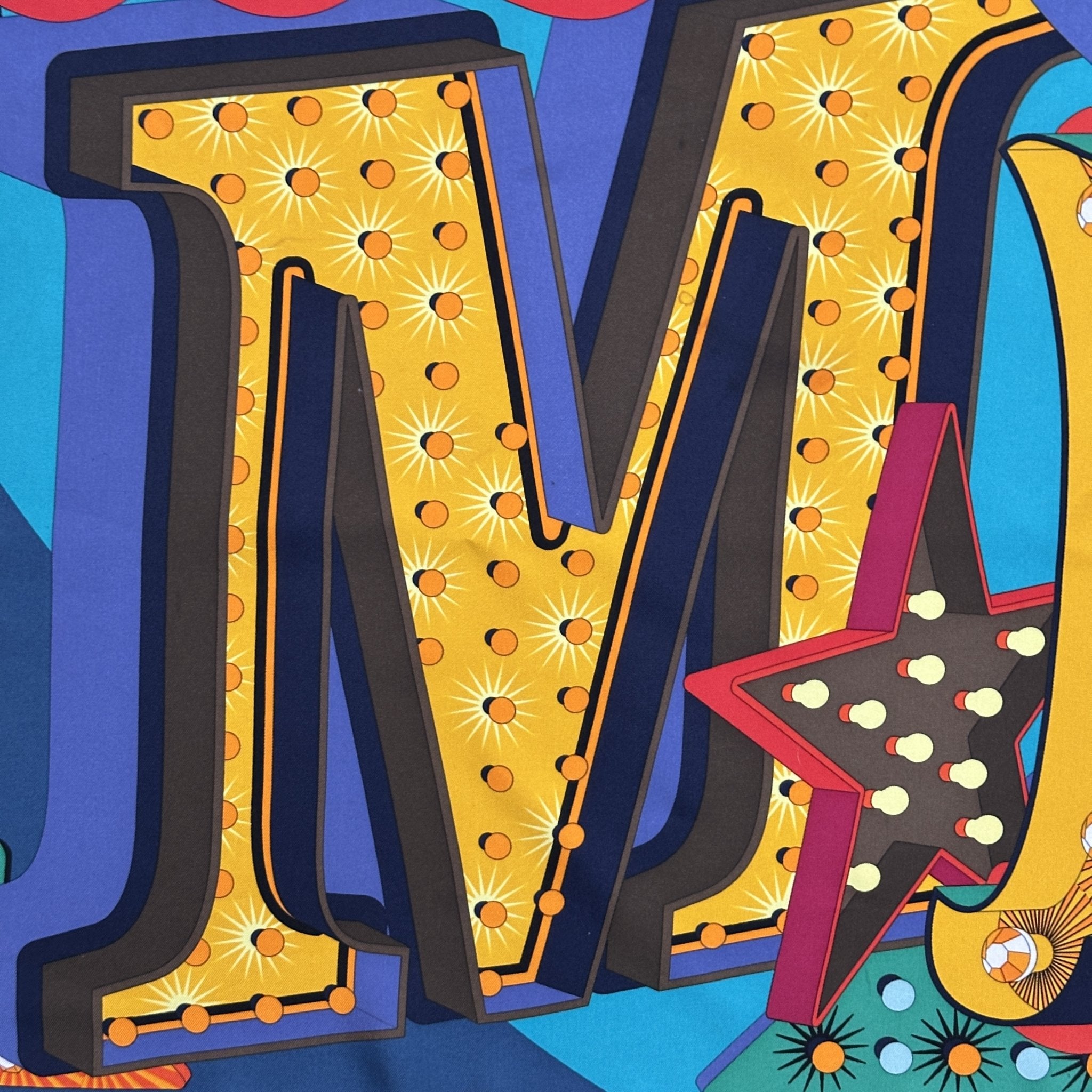 detail lettre M du foulard hermes electrique