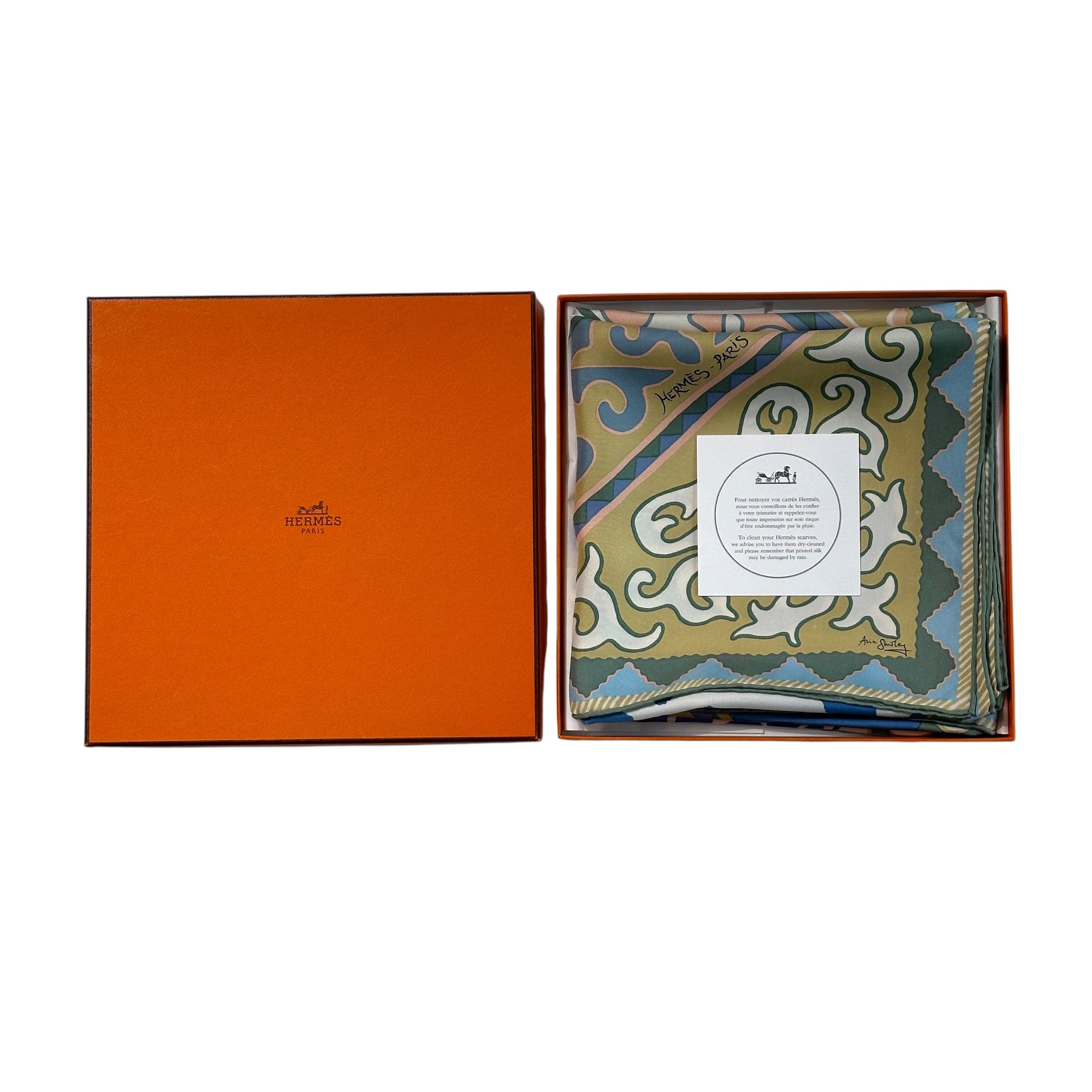 foulard hermès A ppaloosa des steppes Alice shirly plié dans sa boite orange
