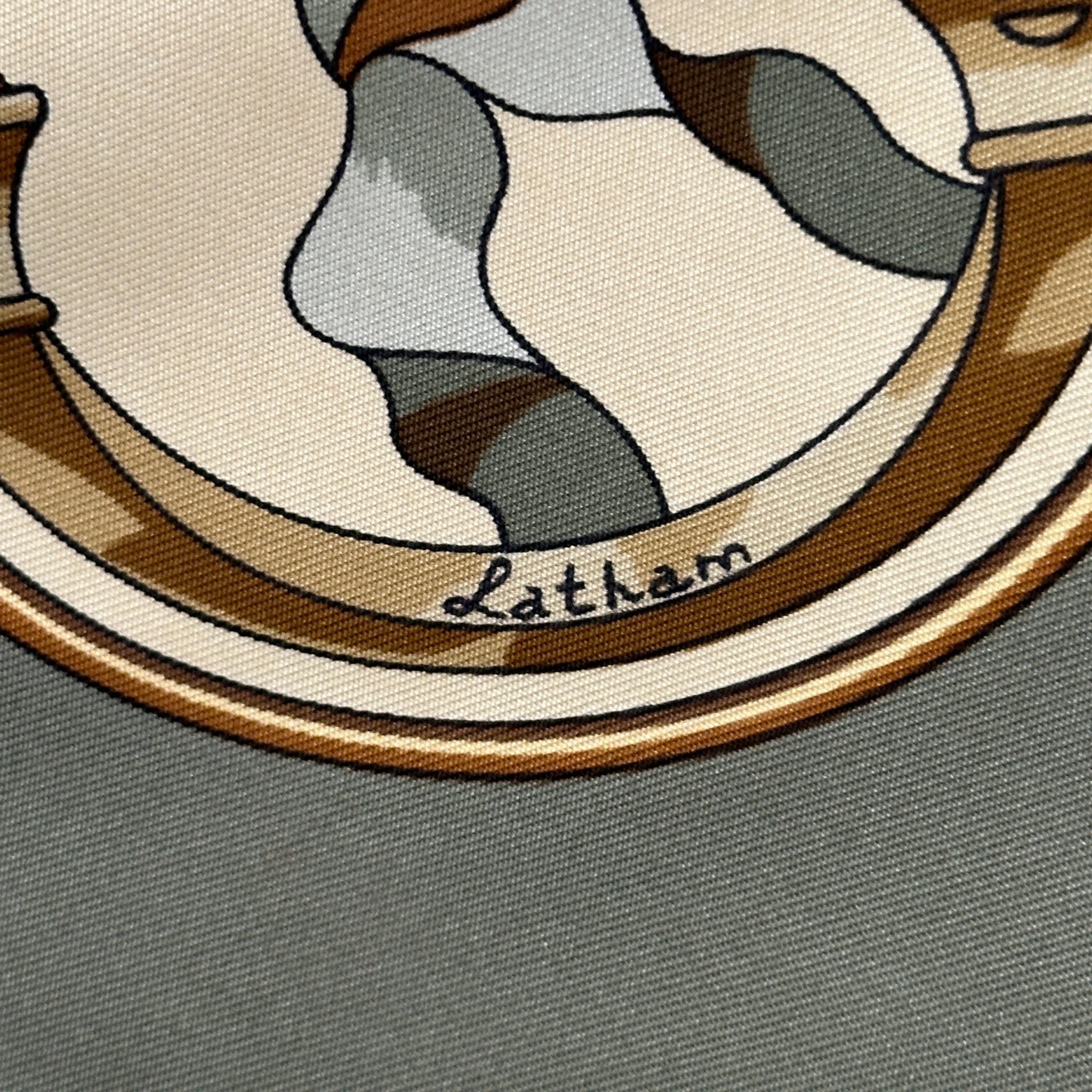 Signature Caty Latham et volutes de copeaux de bois