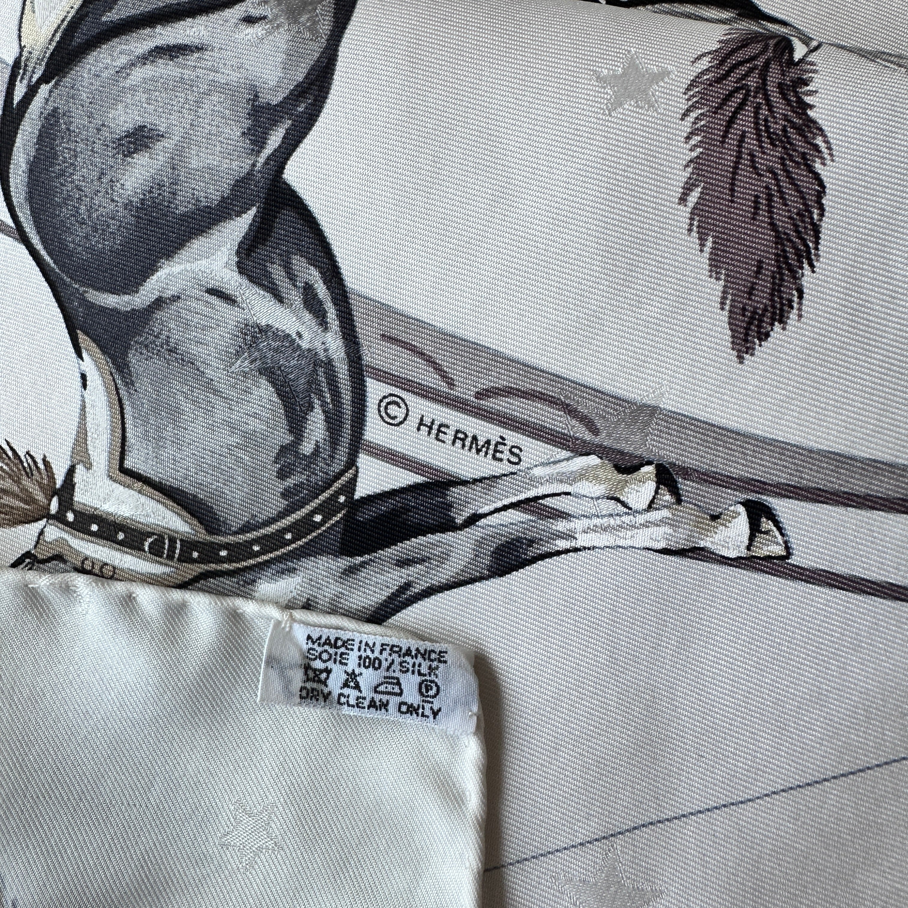 Étiquette de composition soie Made in France sur fond damassé étoiles.