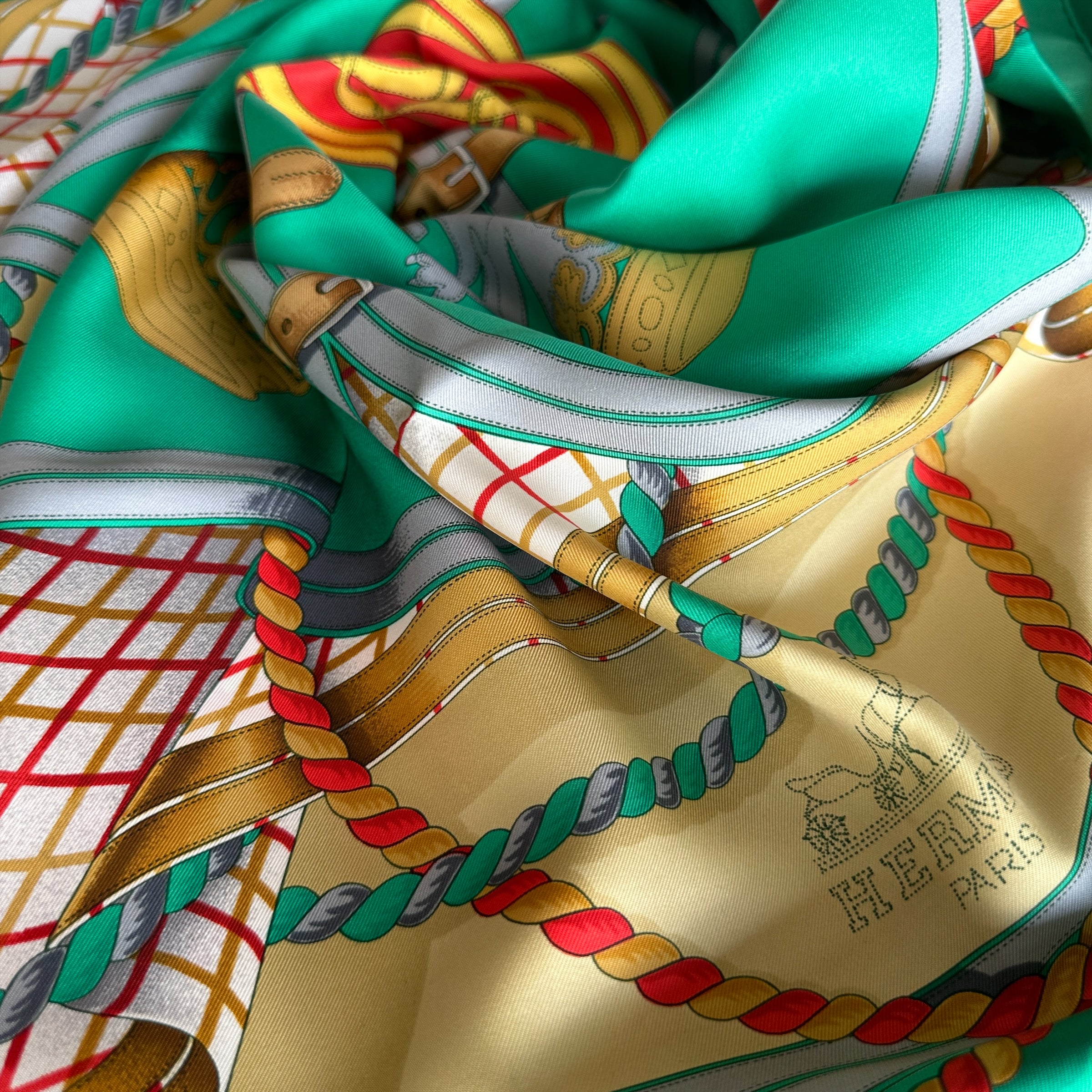 foulard-hermes-grande-tenue-vert-or-rouge