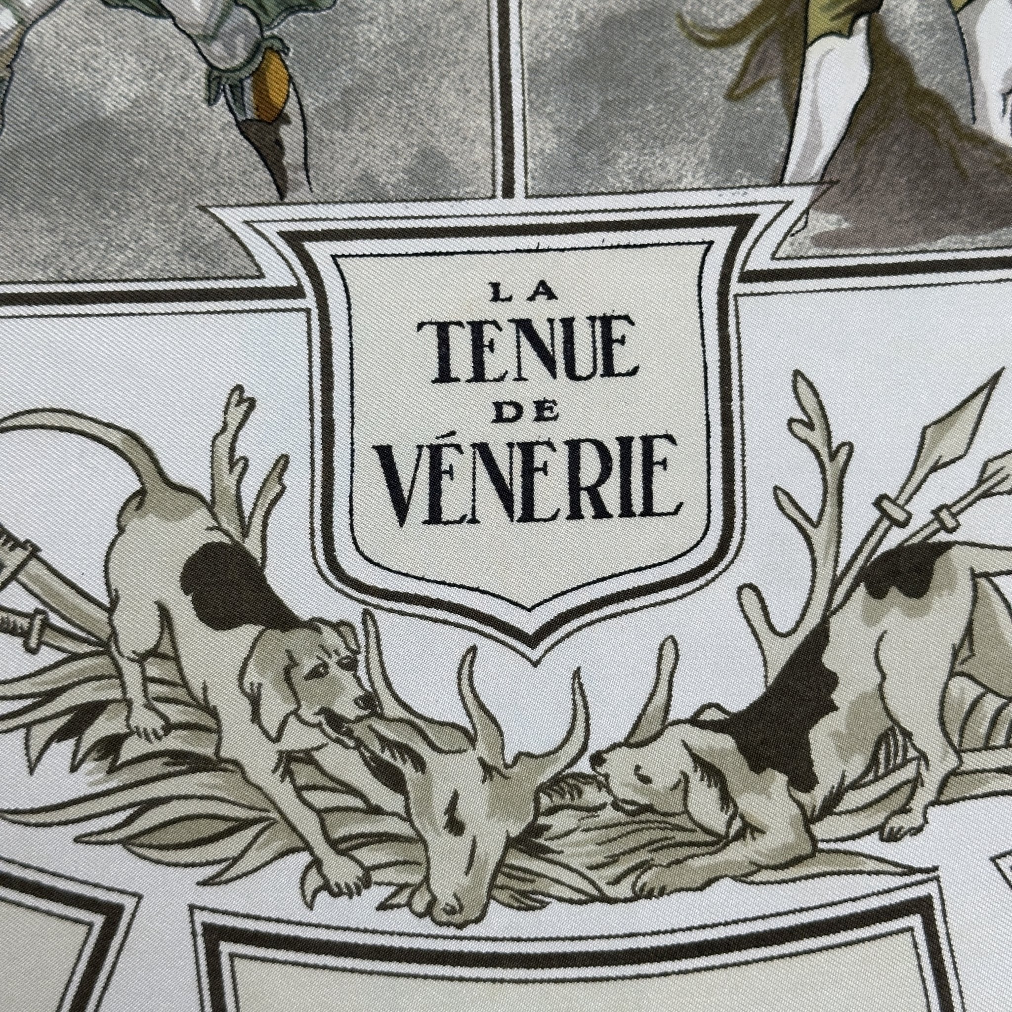 detail du dessin foulard carre hermes la tenue de venerie deux chiens chassant un cerf