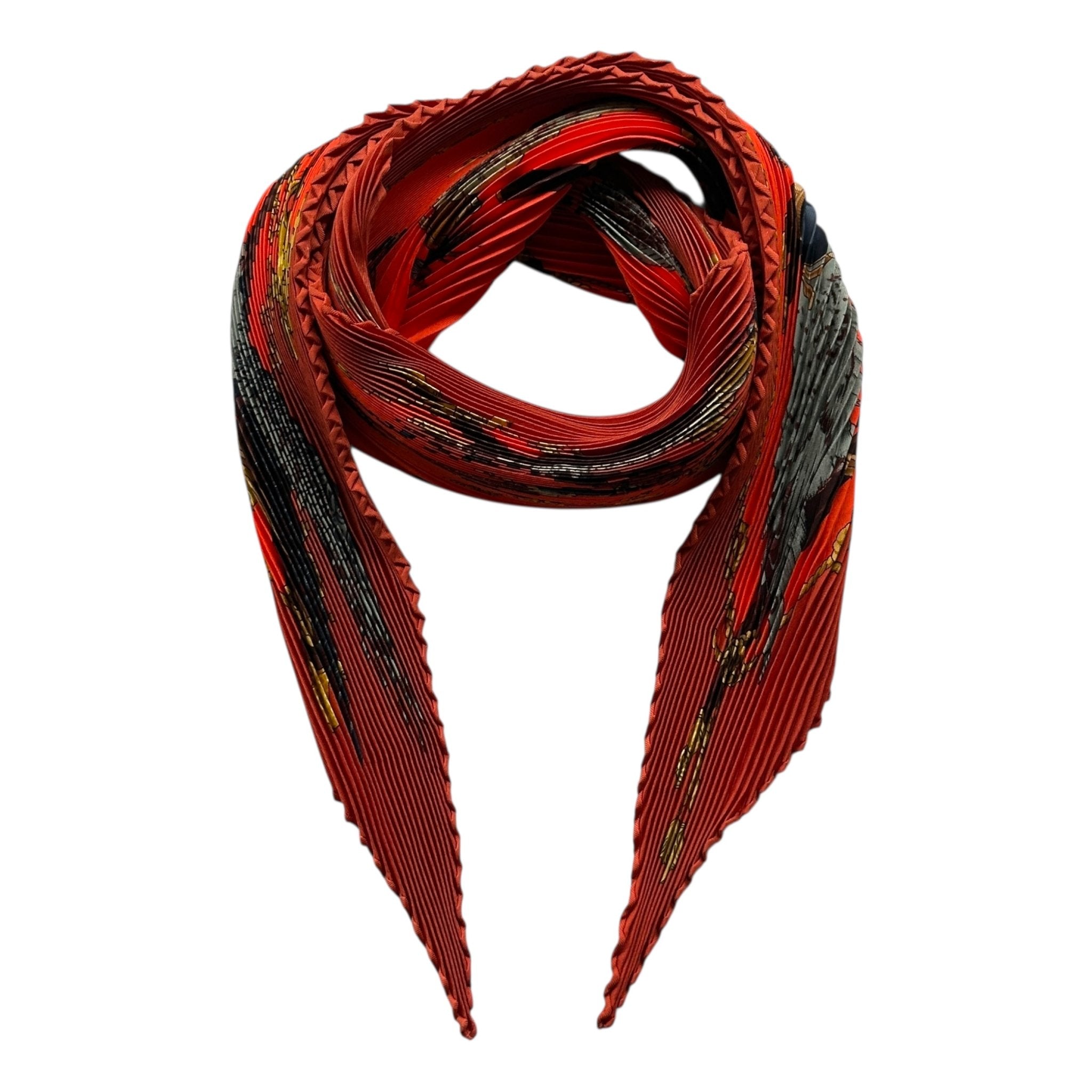 Carré présenté enroulé – effet de volume et de structure du plissage Hermès