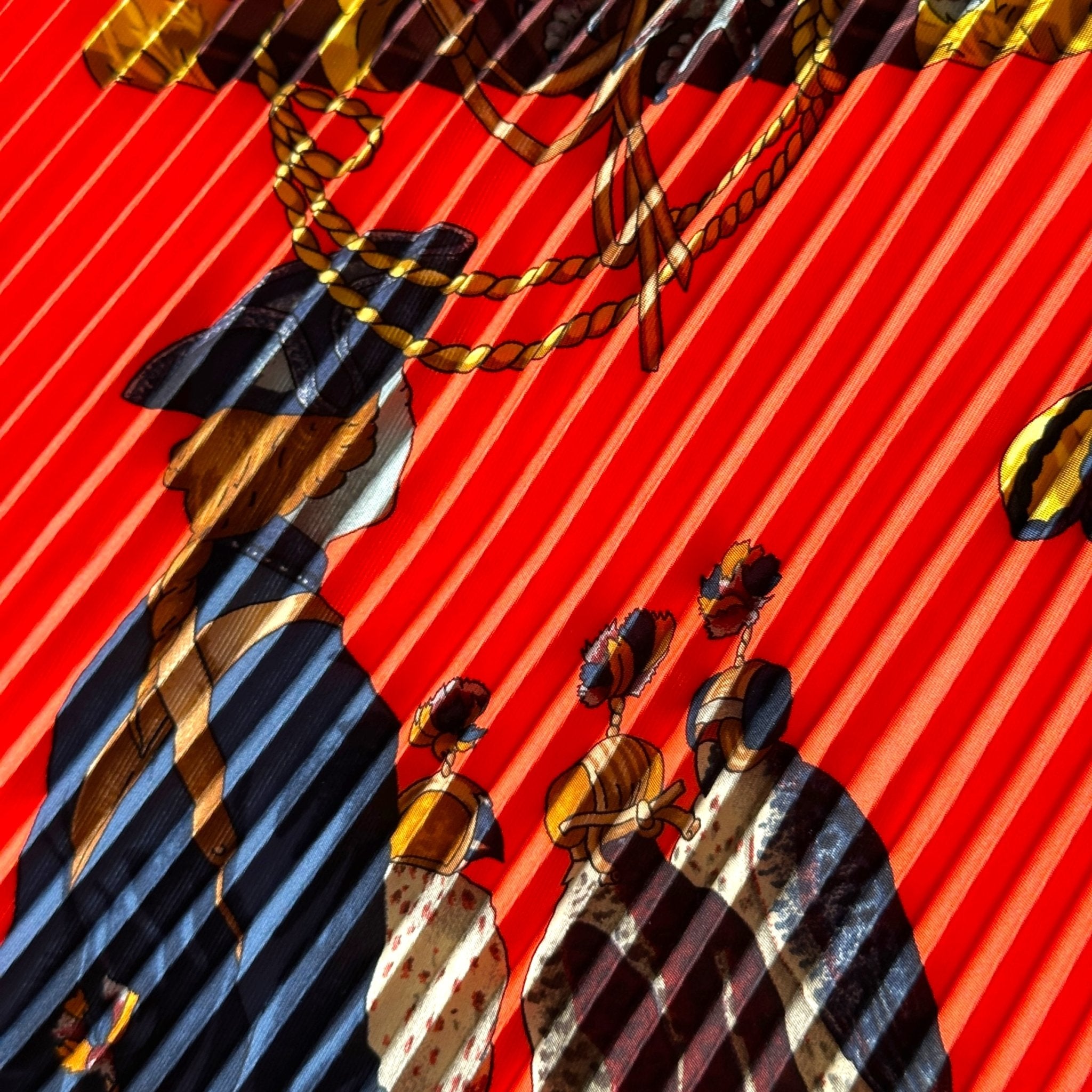 Détail d’un faucon au repos, chaperonné, extrait du motif central