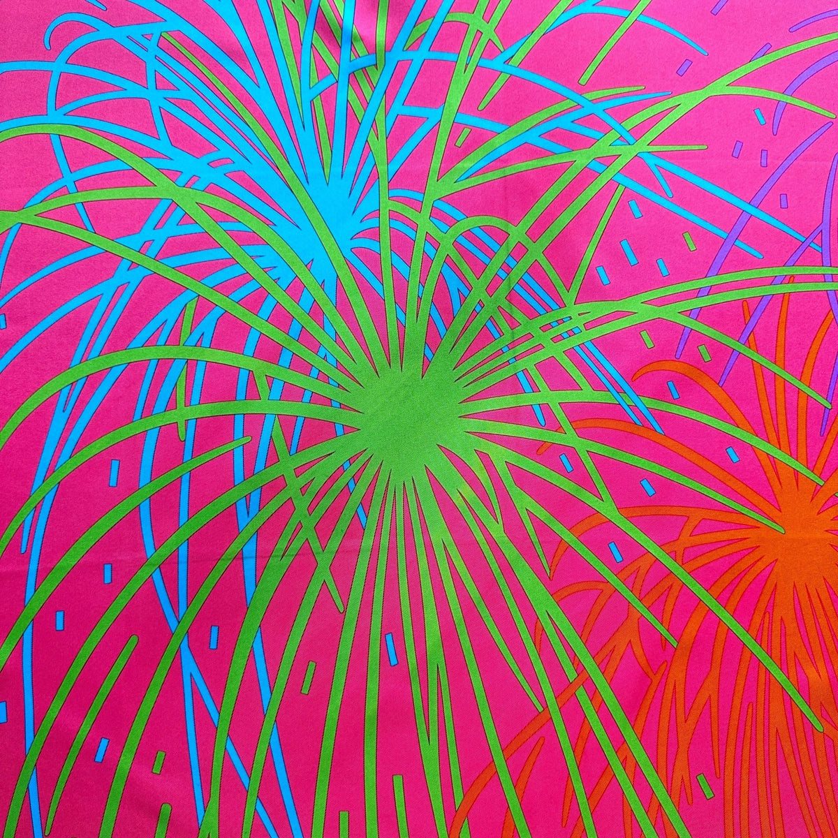 Détail des compositions géométriques vert fluo orange et bleu turquoise du foulard Hermès Pluie d'Étincelles