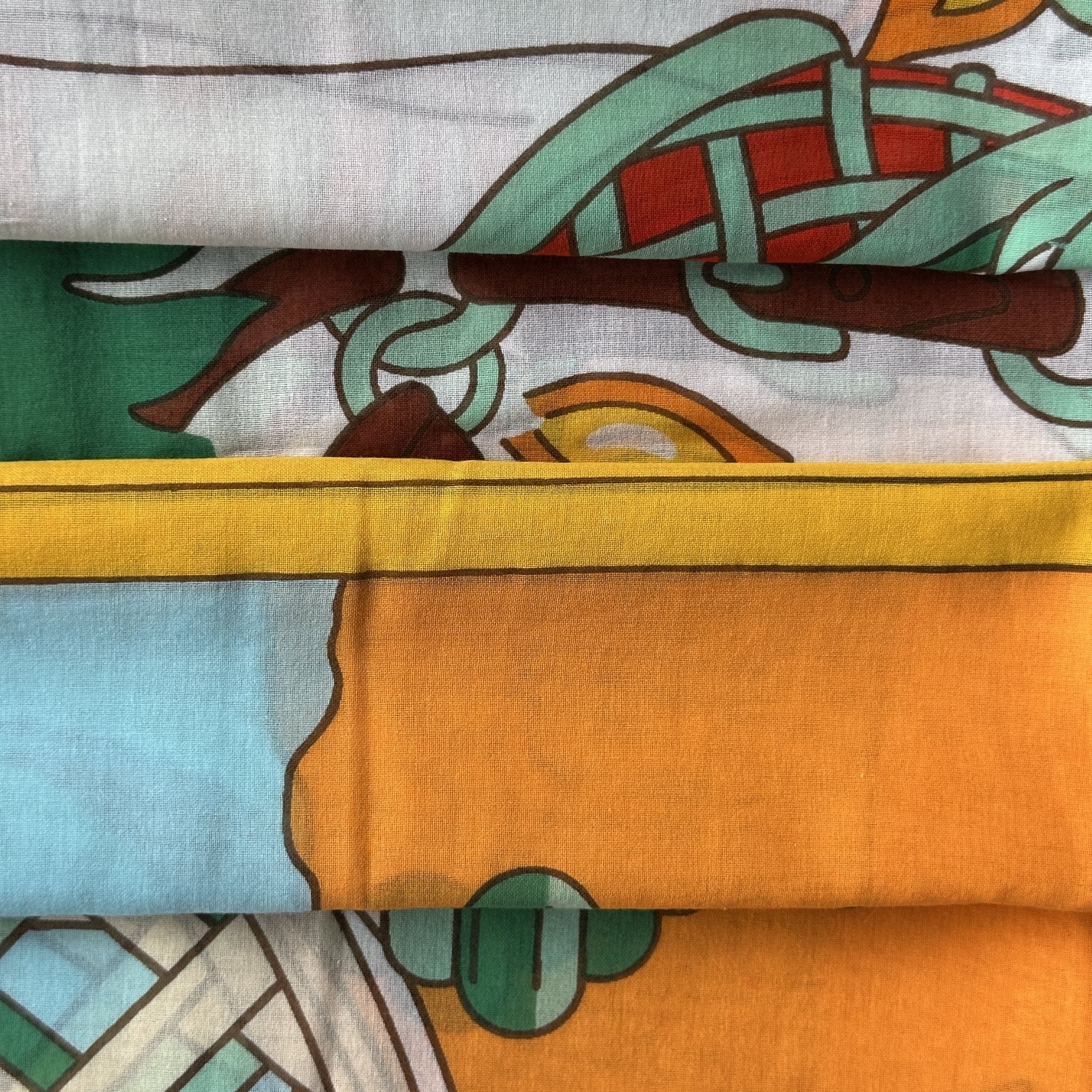 Deuxième vue du paréo Hermès, chevaux stylisés sur fond jaune