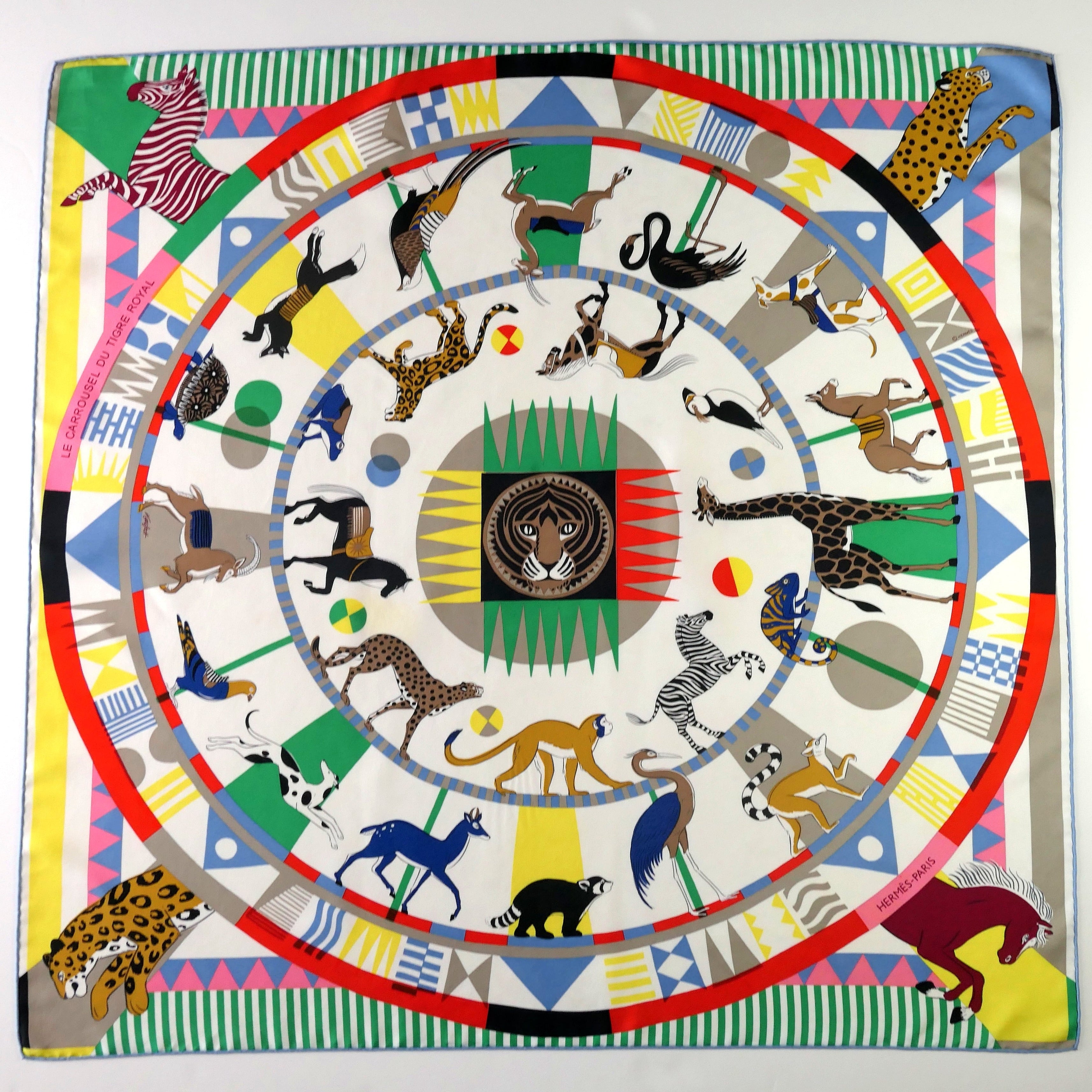 Carré Hermès Le Carrousel du Tigre Royal de Katie Scott, 90 cm soie, vue d'ensemble du dessin multicolore