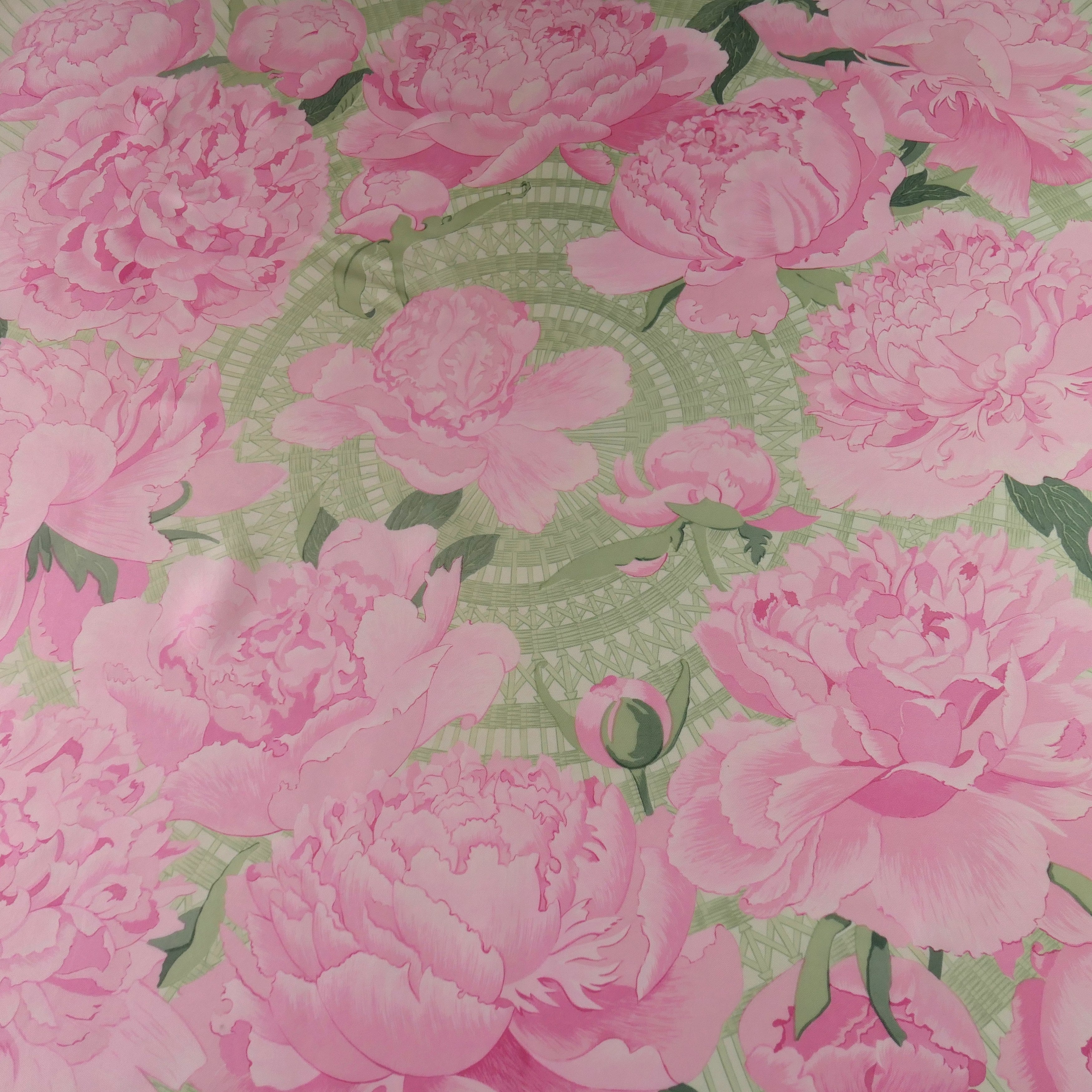 Carré Hermès Les Pivoines 90 cm soie, détail titre et motif cannage vert
