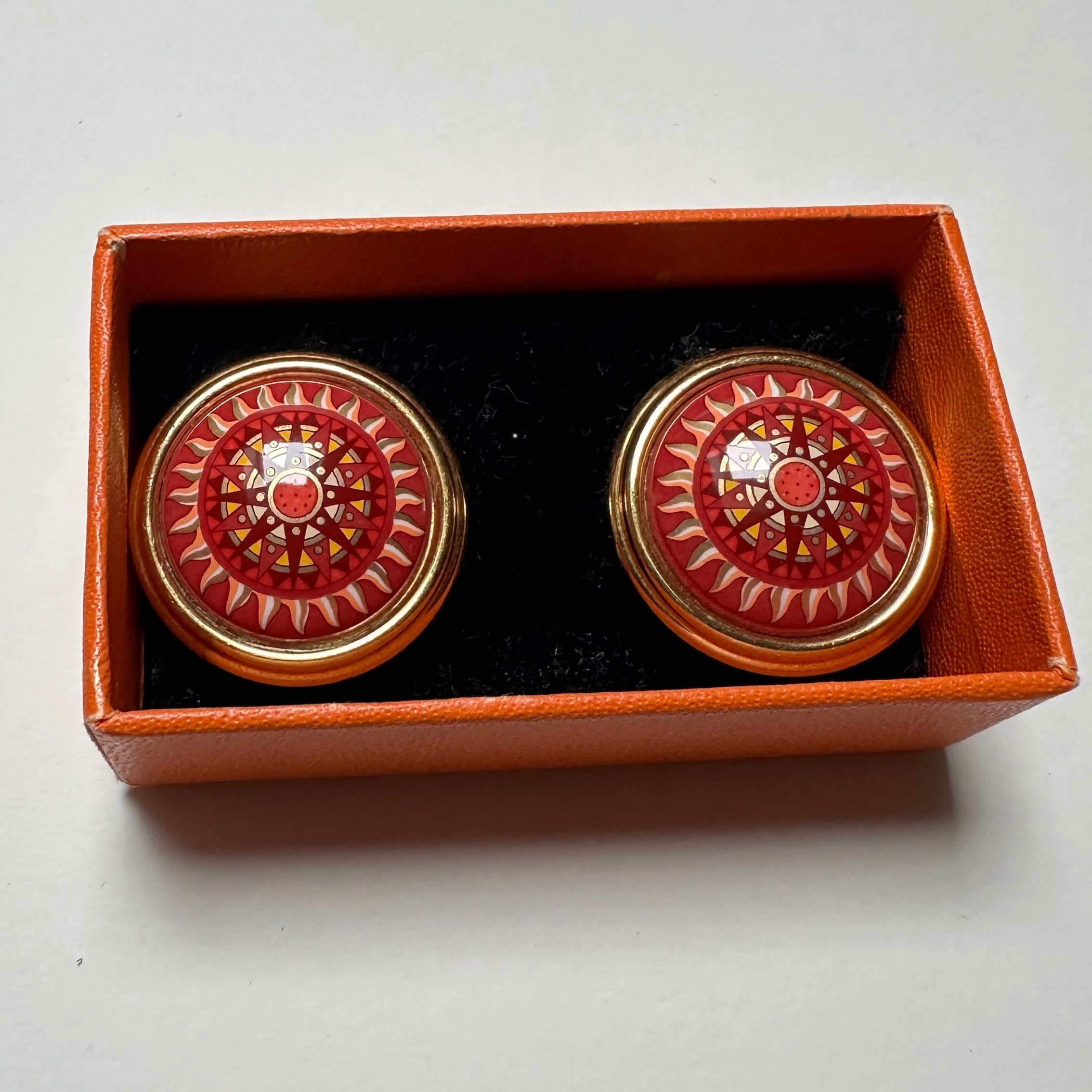boucles d'oreilles vintage Hermès émail rondes de couleur rouge dans leur écrin 