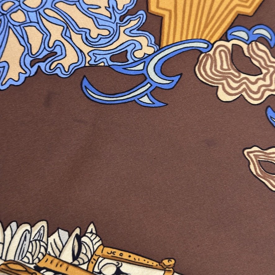 tache sur fond marron sur le carre hermes d'occasion
