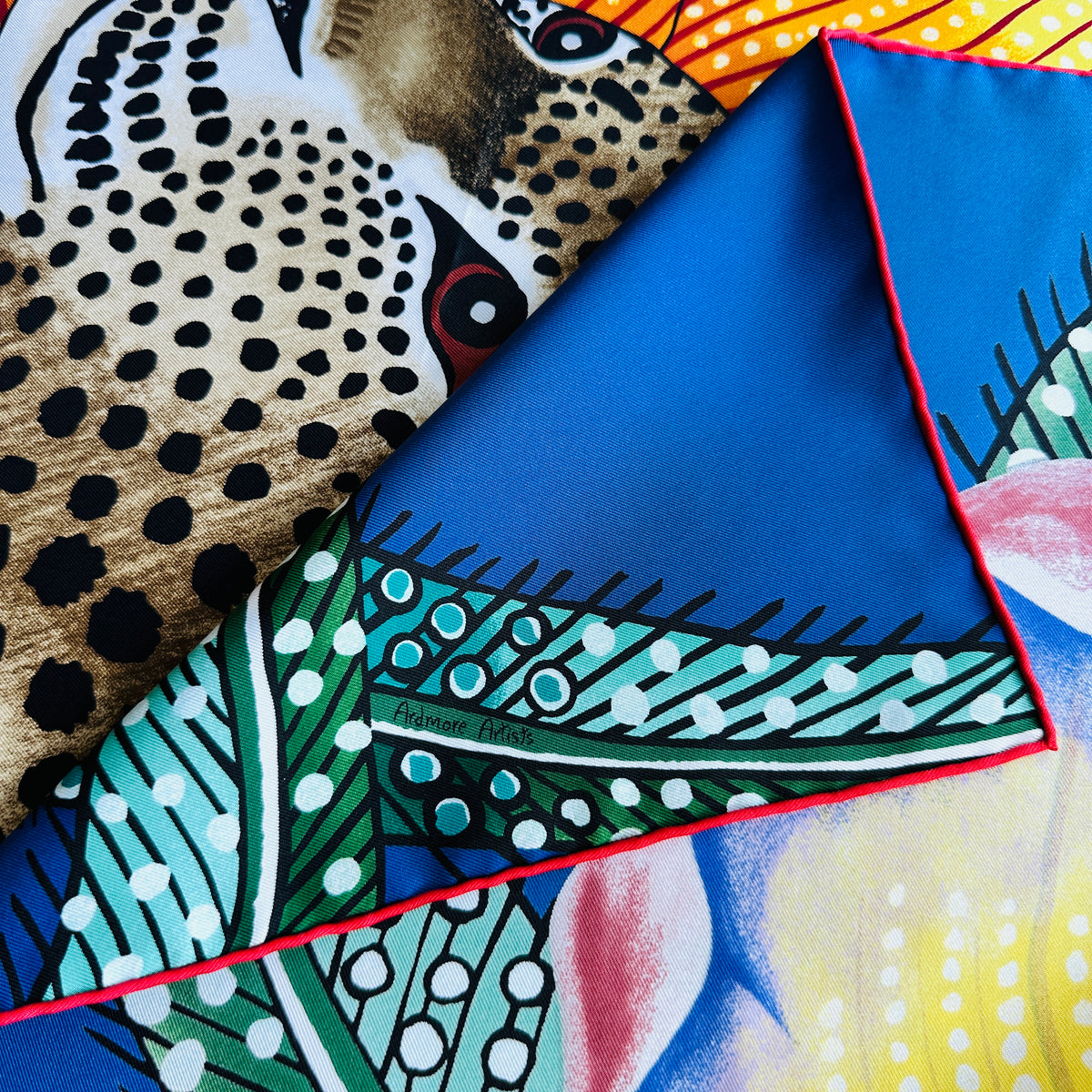 Carré Hermès Baobab Cat 90 cm soie, signature Ardmore Artists sur une palme, coin replié