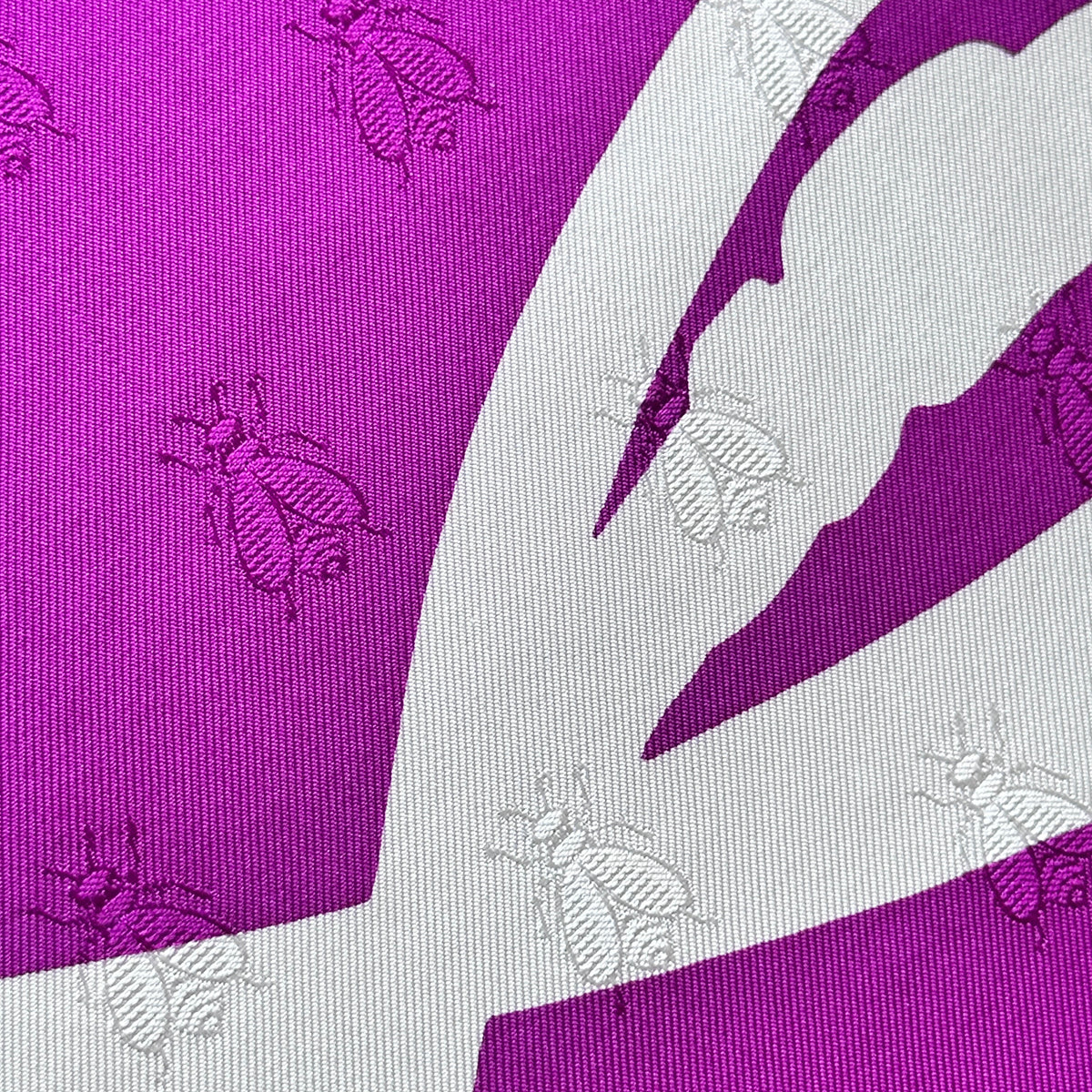 Carré Hermès Brides de Gala Tatouage 90 cm soie, détail des abeilles tissées en jacquard, violet et blanc