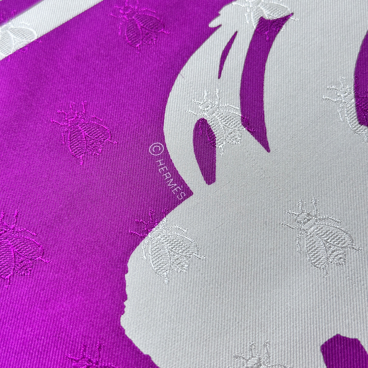 Carré Hermès Brides de Gala Tatouage 90 cm soie, mention © Hermès et abeilles tissées en jacquard