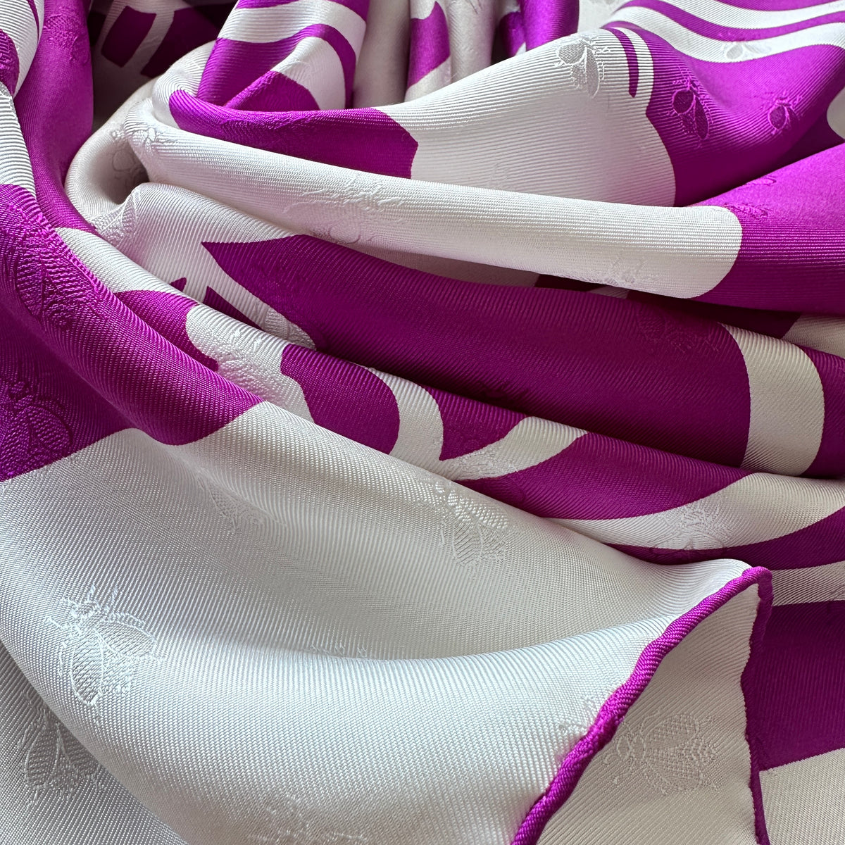 Carré Hermès Brides de Gala Tatouage 90 cm soie, soie drapée violet et blanc, roulotté main