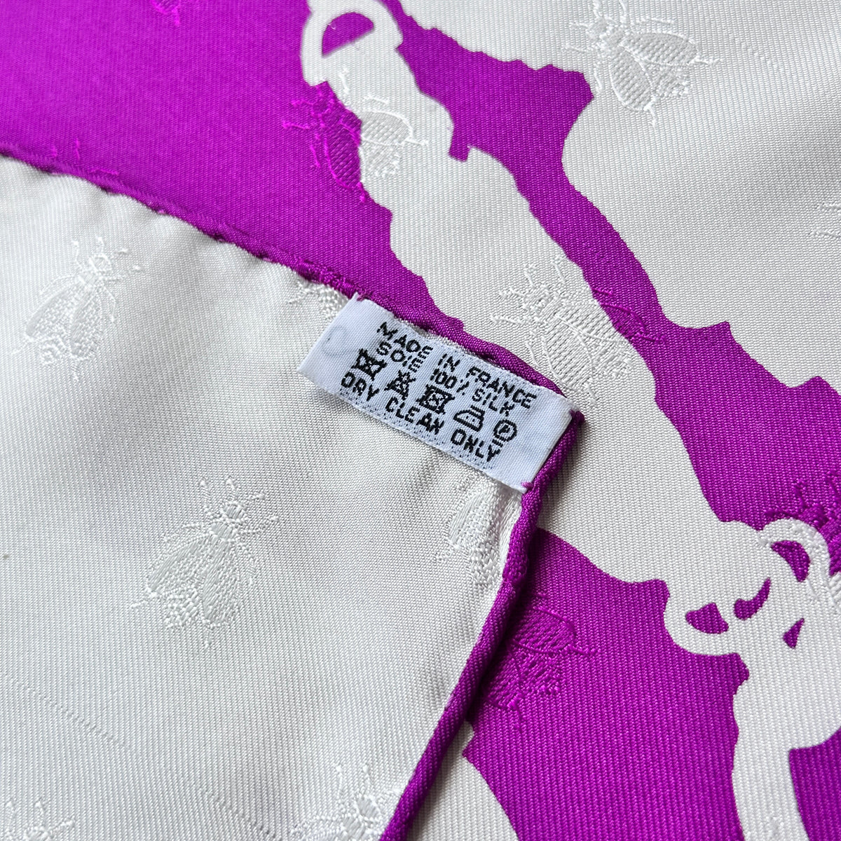 Carré Hermès Brides de Gala Tatouage 90 cm soie, étiquette de composition Made in France soie 100 % et roulotté violet