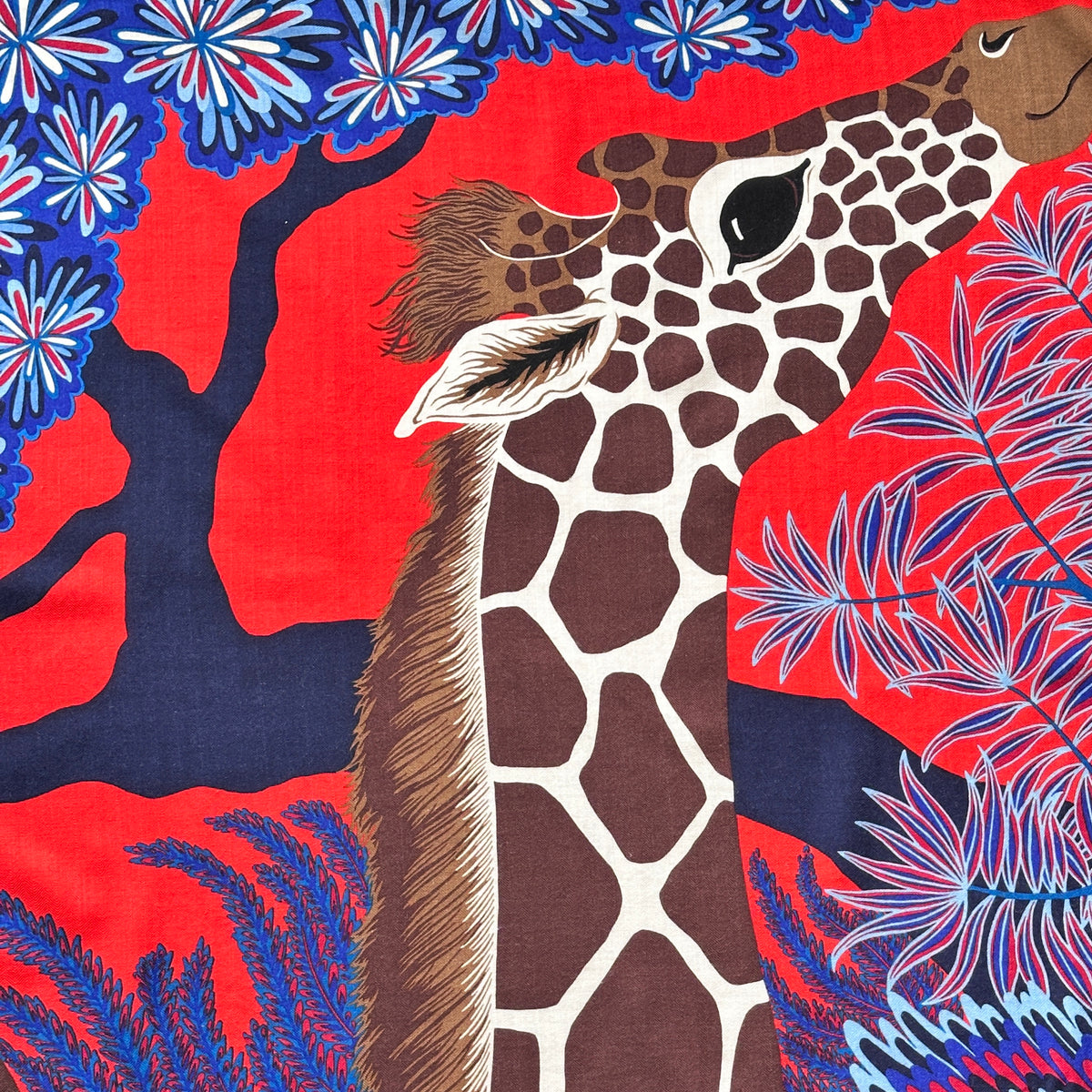 Châle Hermès The Three Graces Alice Shirley 140 cm cachemire et soie, détail girafe tendant le cou, acacia