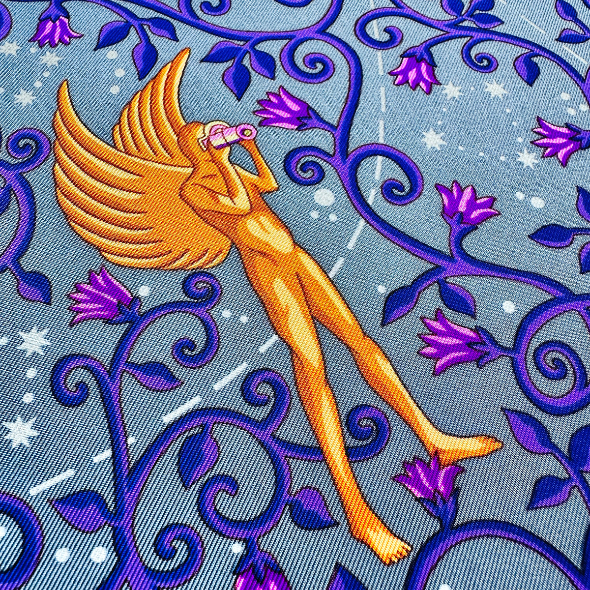 Carré Hermès www.hermes.com Christine Henry 90 cm soie, détail génie ailé aux jumelles et arabesques