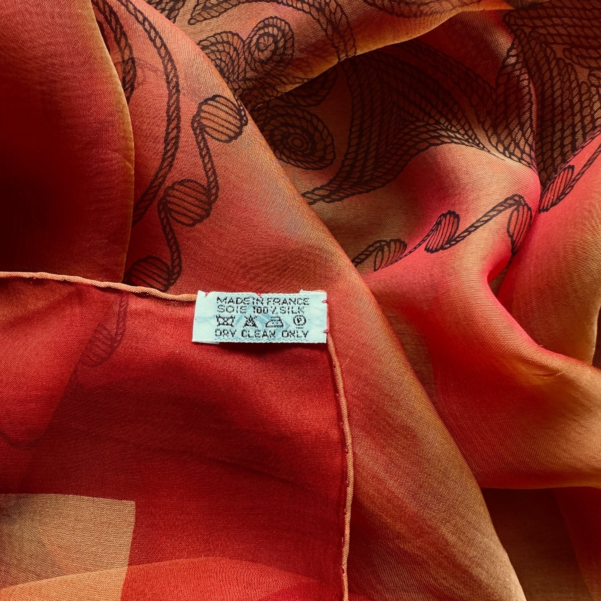 Étiquette de composition en mousseline de soie du châle Hermès avec tampon S.