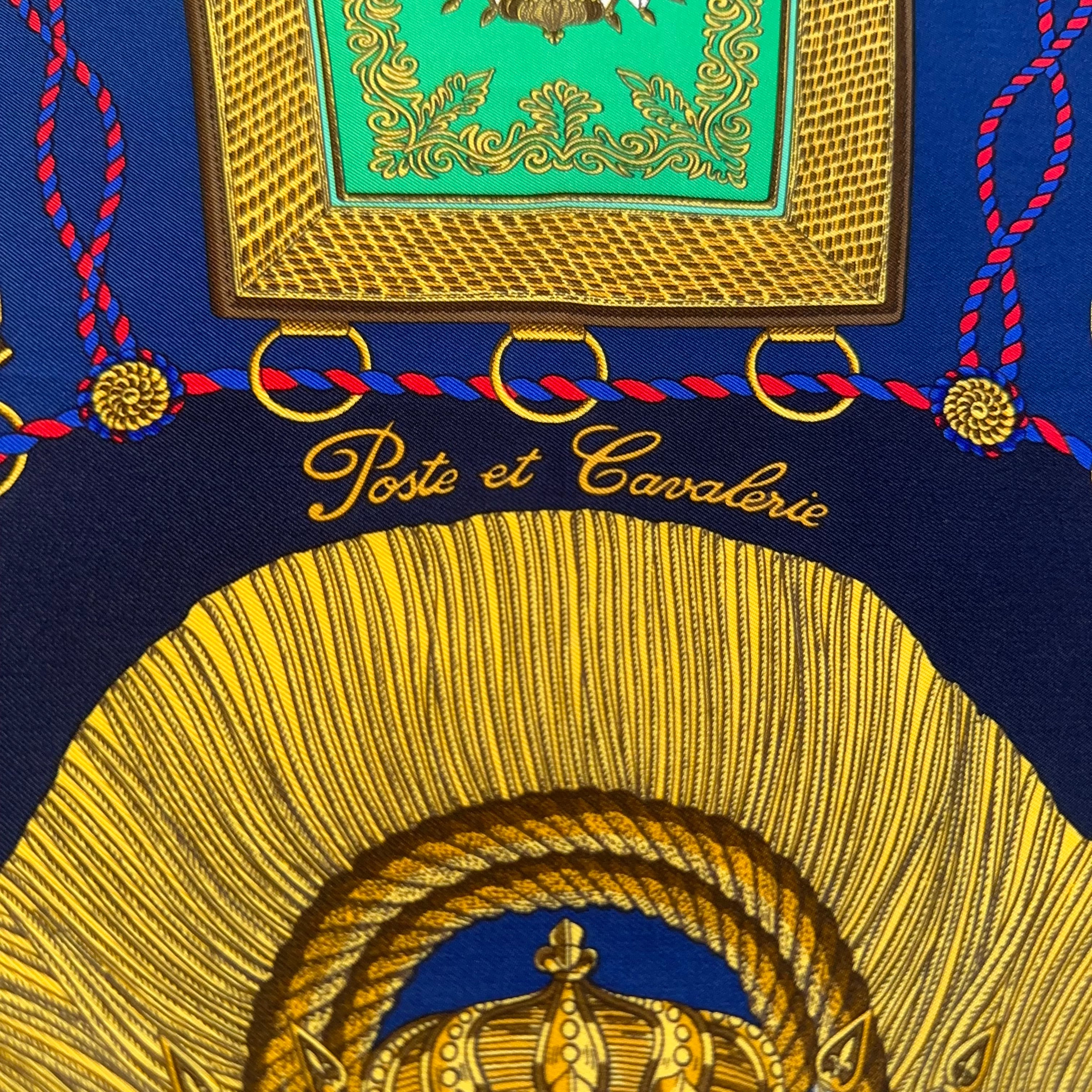 Zoom sur le titre du carré "Poste et Cavalerie" calligraphié en or sous un blason vert émeraude richement orné.