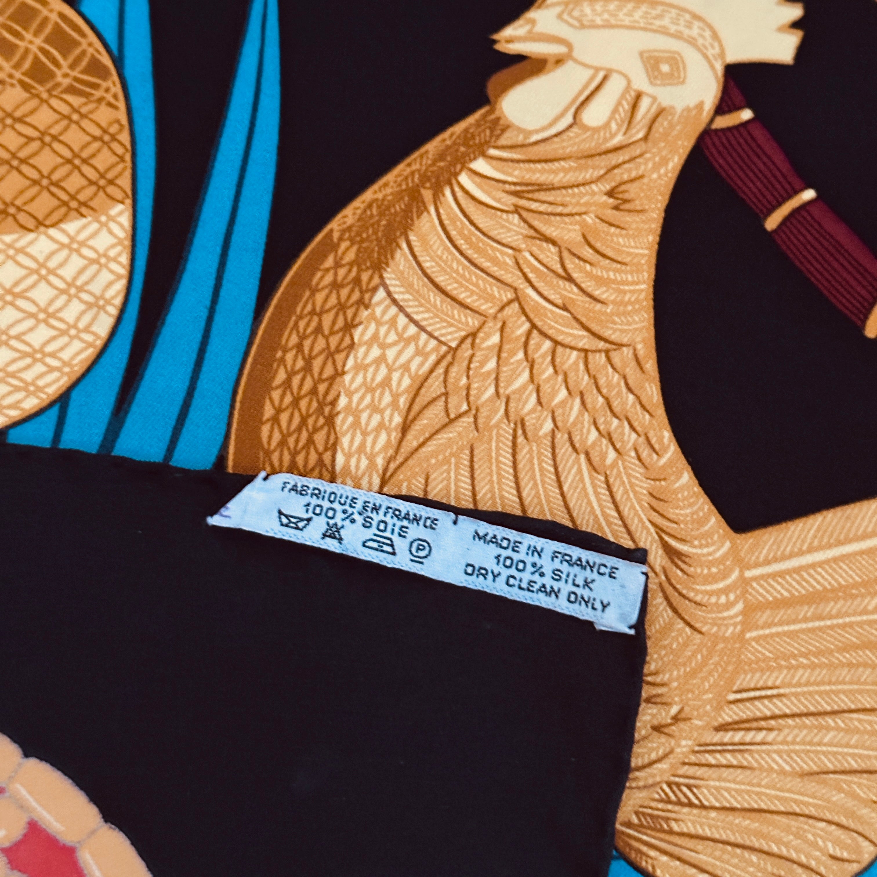 Étiquette de composition 100% soie Made in France et détail plumage doré.