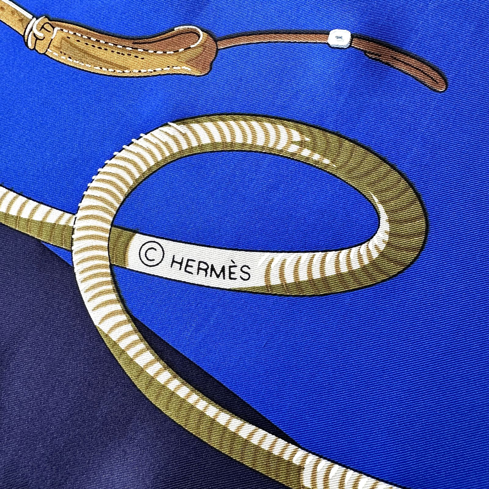 Détail du lasso illustré sur le châle Hermès Les Mustangs 140 cm, avec signature © Hermès.