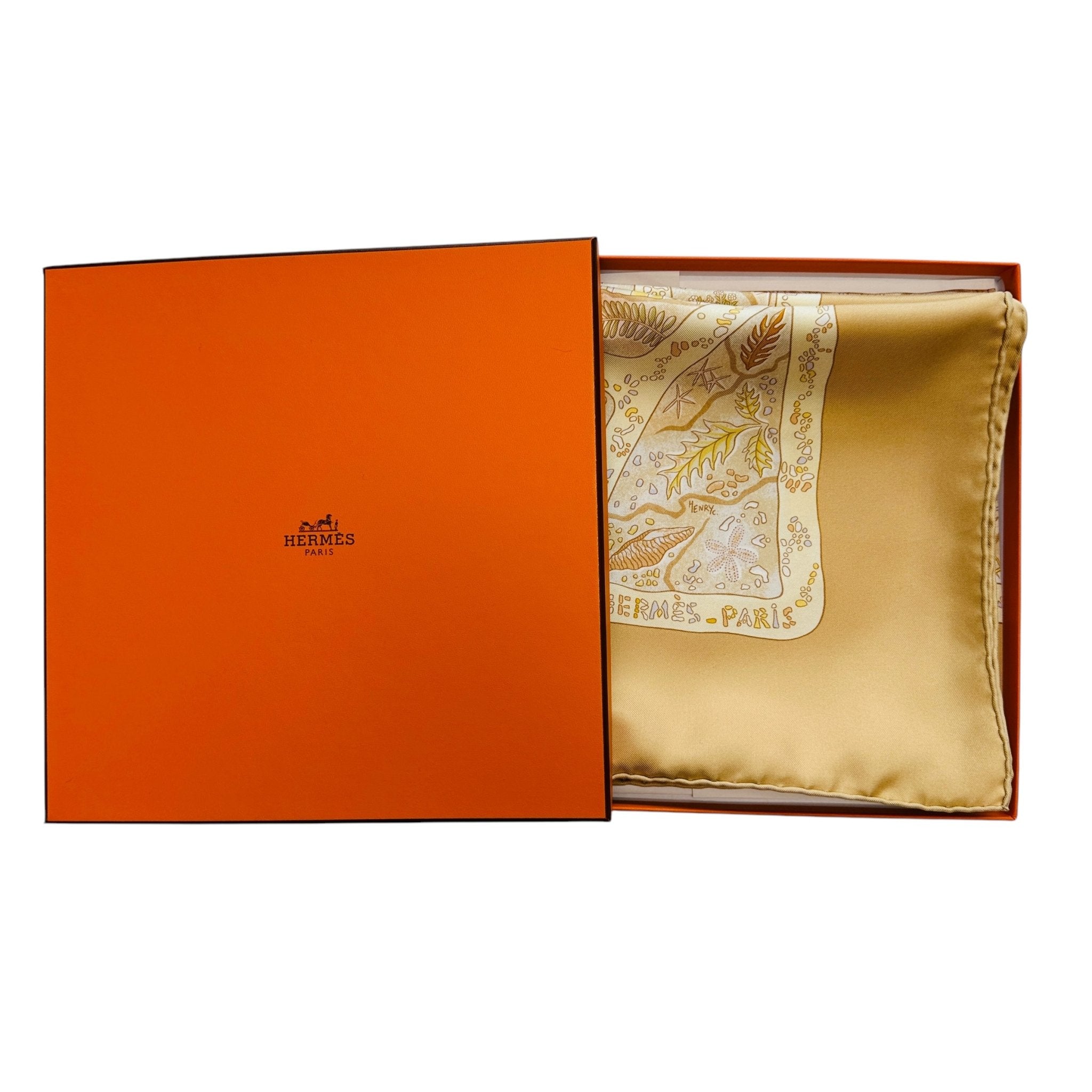 foulard hermes beige dans sa boite orange 